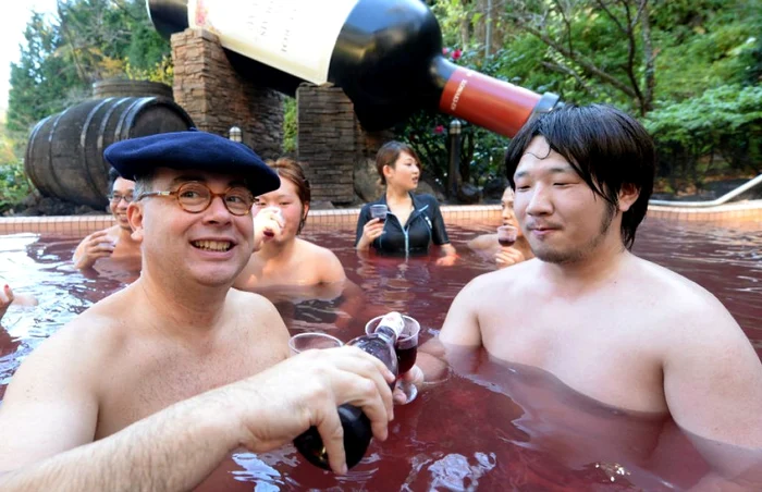Producătorul de vin Thibault Garin împreună cu un invitat la spa-ul Hakone
Yunessun din Japonia.

FOTO independent.co.uk/AFP