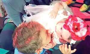 David, fiul  lui Măruţă,  o pupă pe  fina lui jpeg