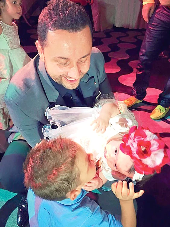 David, fiul lui Măruţă, o pupă pe fina lui