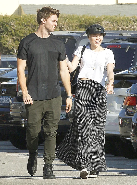 
    Patrick Schwarznegger şi  Miley Cyrus se iubesc deşi părinţii  lui sunt împotriva relaţieifoto: Guliver/splashnews/hepta  
