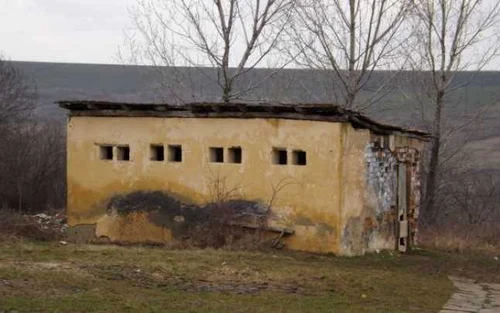două eleve au căzut în toaleta şcolii la poroina mare -mehedinţi FOTO Corina Macavei