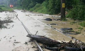 tren blocat pe calea ferata din cauza inundatiilor jpeg