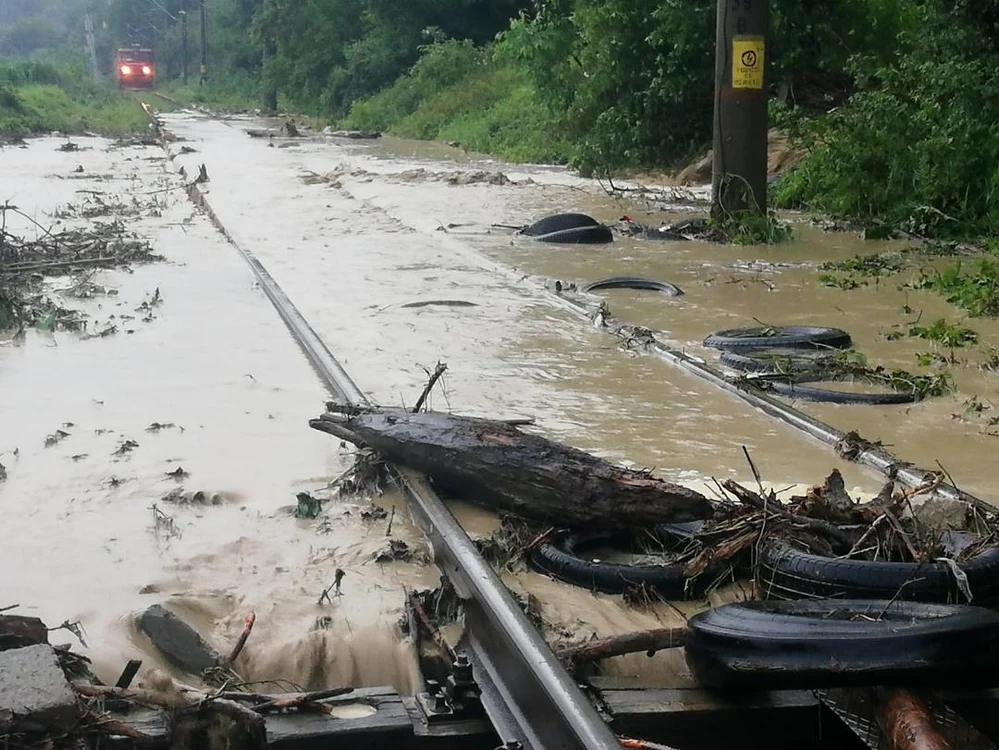 
    Trenurile nu mai pot înainta din cauza apelor care au inundat calea feratăFoto: CFR Infrastructură  