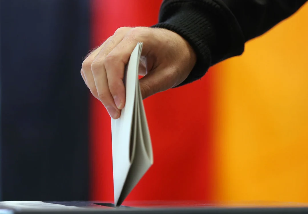 
    Referendum în Elveția. Cetățenii țării votează dacă membrii UE mai pot munci și trăi în țara lorfoto: Getty Images  