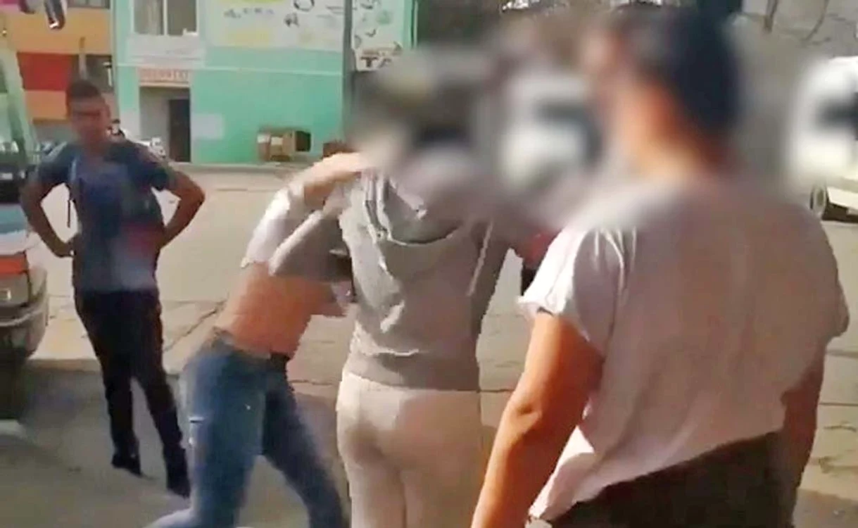 Fata e lovită cu sălbăticie în văzul lumii