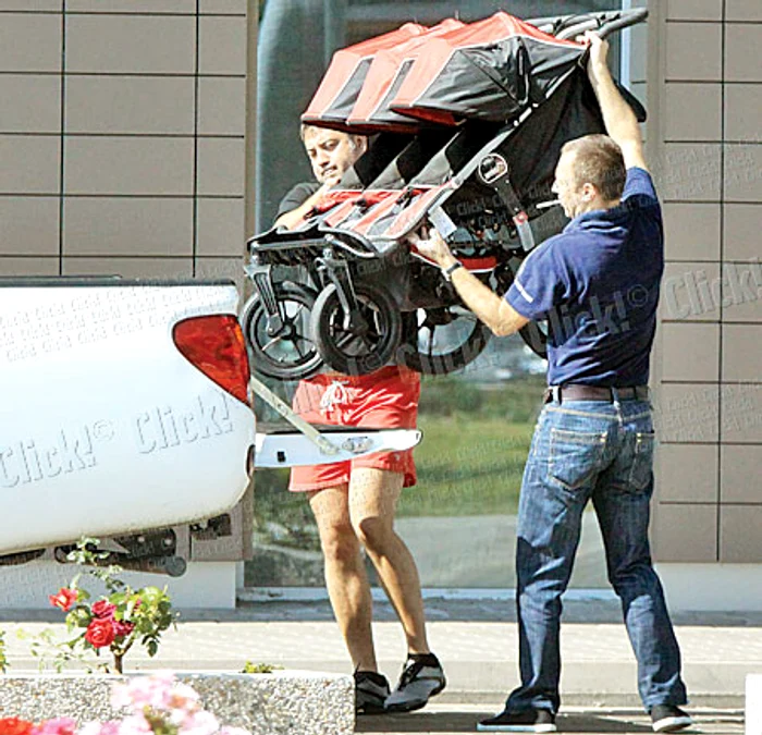 Zsolt s-a chinuit să urce  căruciorul în maşină