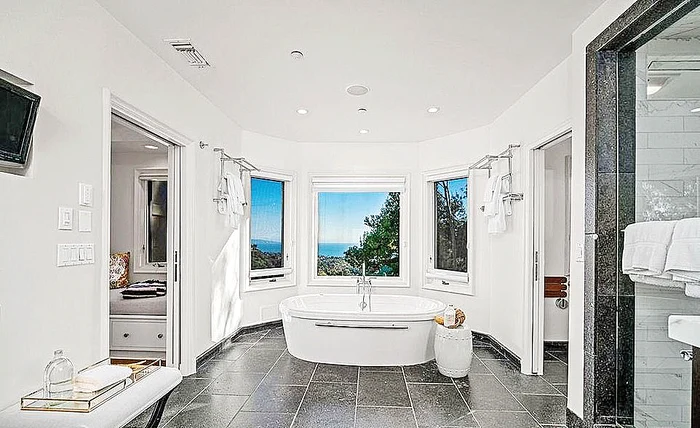 Casa are băi extrem de spaţioase