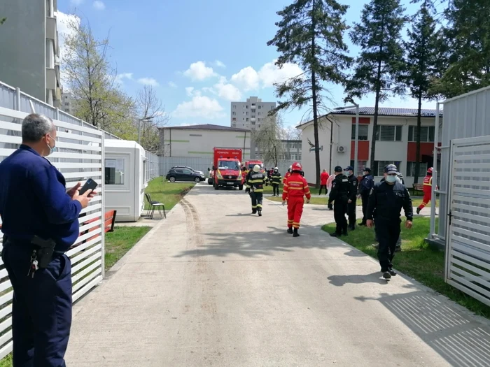 Focul a cuprins parterul clădirii, toţi pacienţii fiind evacuaţi FOTO: Alina Mitran