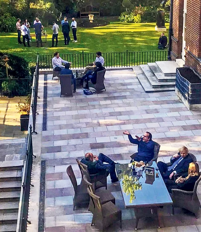 Boris Johnson la reședința din Downing Street. FOTO: The Guardian