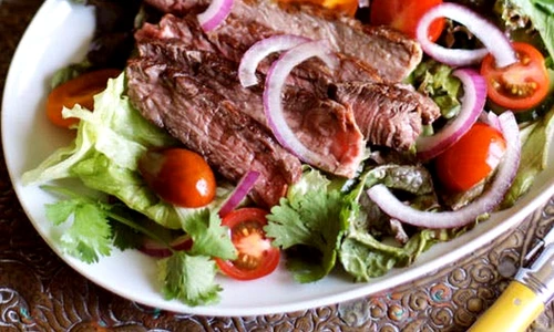 salată thailandeză cu carne jpeg