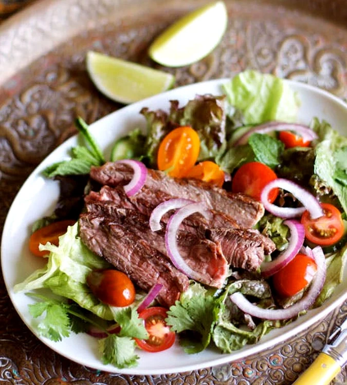 salată thailandeză cu carne jpeg
