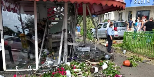 florarie distrusă accident foto brigara rutiera bucuresti jpg