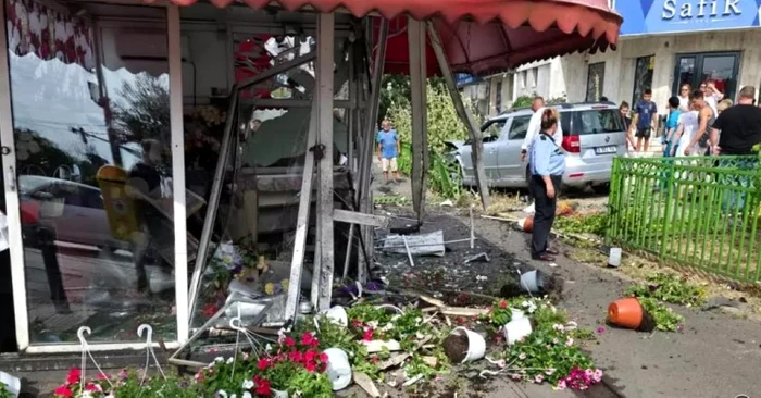 Accident grav în Capitală. O mașină a ricoşat şi a distrus o florărie. Vânzătoarea şi şoferiţa, transportate de urgenţă la spital