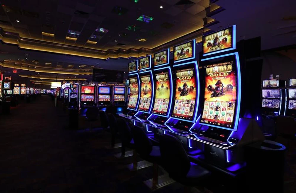 Sălile de jocuri de noroc de la parterul blocurilor ar putea fi interzise. Proiectul de lege a trecut de Senat