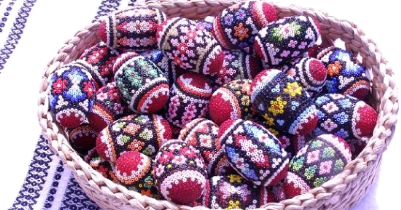 Ouă roșii cu mărgele
