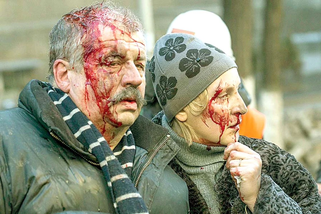 Manifestanţii au ridicat  o baricadă de foc în  mijlocul oraşului (Fotografii: Reuters)