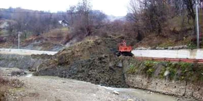 Ploiesti: In localitatea Bertea, pământul înaintează un metru la fiecare 48 de ore