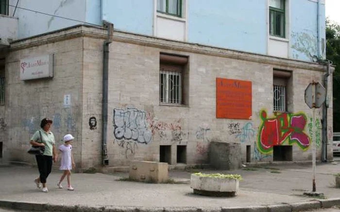 Sute de clădiri sunt măzgălite cu graffity Foto: arhivă Adevărul