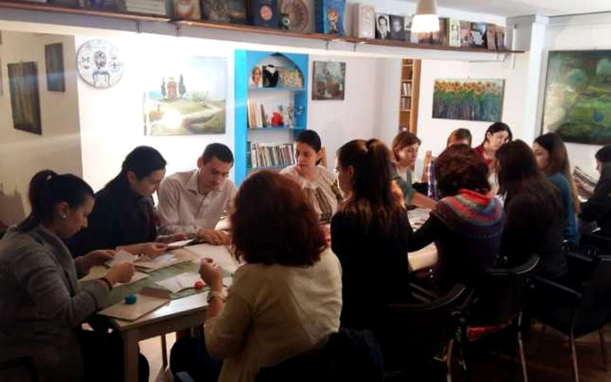 Organizate o dată pe stăptămână, atelierele de cusut găzduiesc cursanţi de toate vârstele.FOTO Asociatia Rost