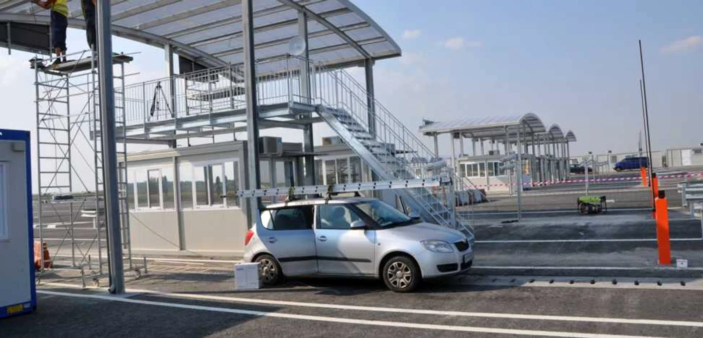 Vama Nădlac II are porţi de trecere şi control separate pentru TIR-uri, autocare şi autoturisme
