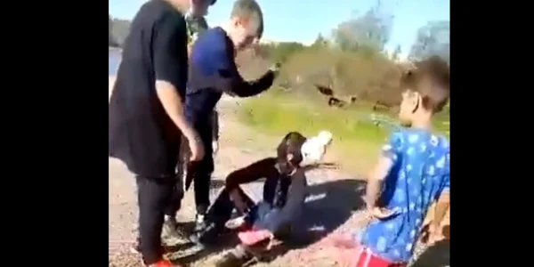 Copii care agreseaza un batran in judetul tulcea - captura video
