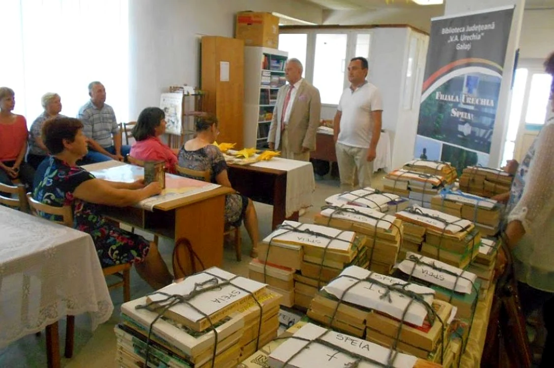 Imagine de la donare de carte în Basarabia FOTO Biblioteca VA Urechia
