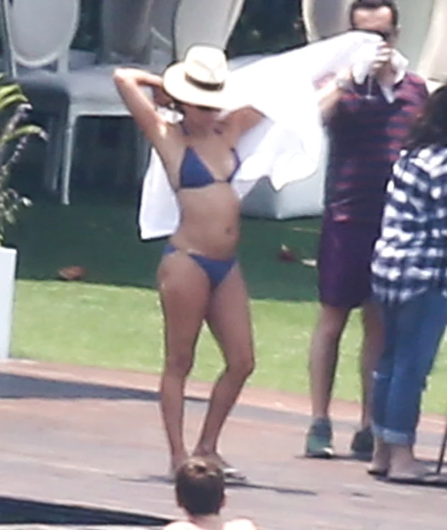 Exclusive A Bikini Clad Eva Longoria Joins Her Guests By The Pool ***NO WEB USE W/O PRIOR AGREEMENT CALL FOR PRICING*** jpeg