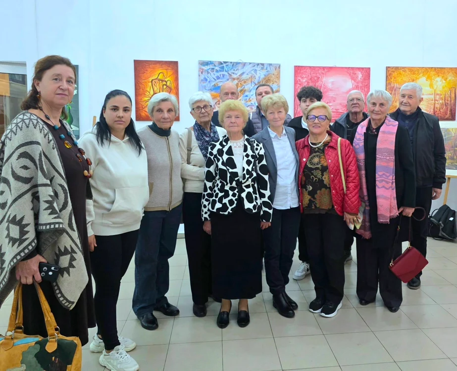 grup_de_vizitatori_expozitie_pictura
