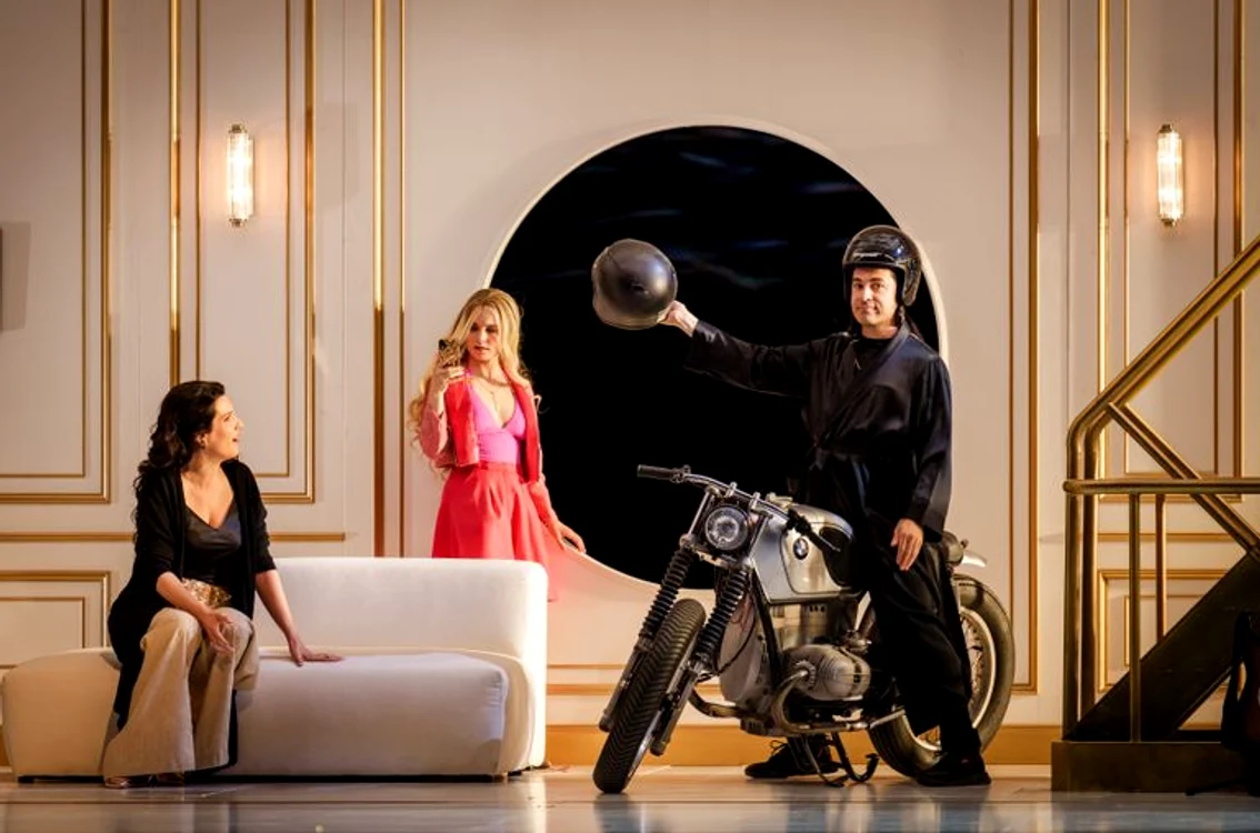 Adela Zaharia, Serafina Starke, Bülent Ceylan. Foto Stephan Rabold