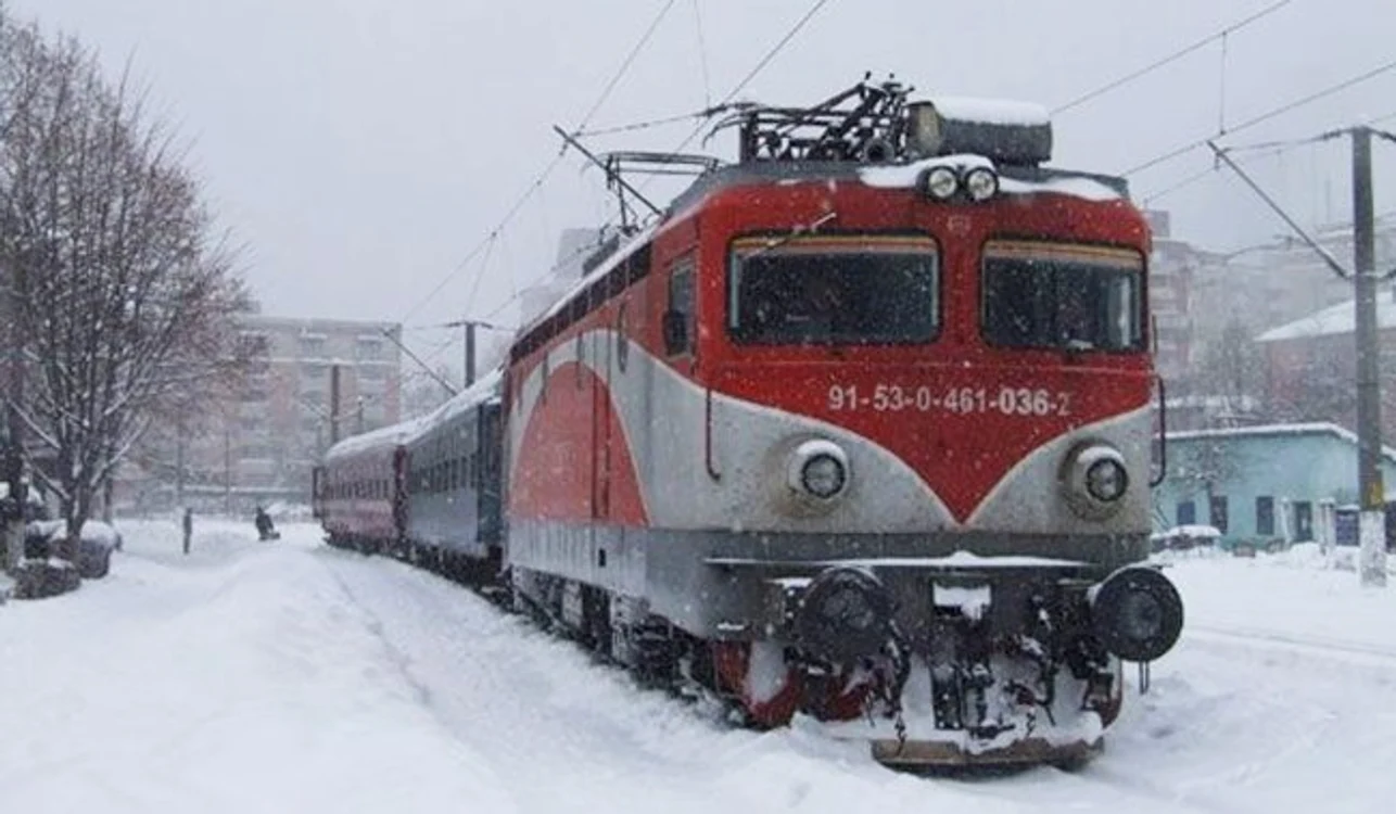 
    Prima zăpadă viscolită a dat peste cap circulația trenurilor în anumite zone din țară  
