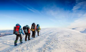 turisti pe munte iarna jpg