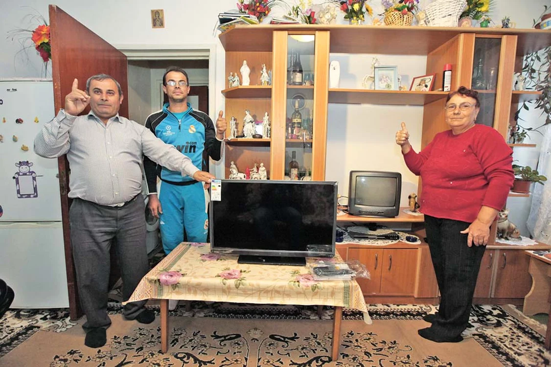 
    Georgeta Neguţ (56 de ani)  şi-a schimbat televizorul  vechi cu unul nou, câştigat  la Click!MANIAFoto: Sever Gheorghe  