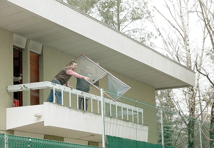 Muncitorii lucrează de zor