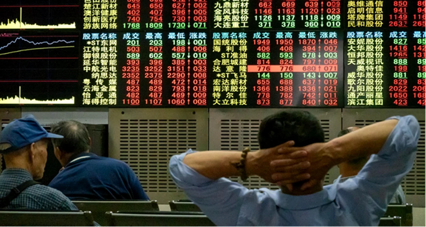 Foto: Investitori la Bursa de Valori din Shanghai