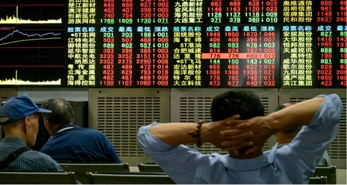 Foto: Investitori la Bursa de Valori din Shanghai