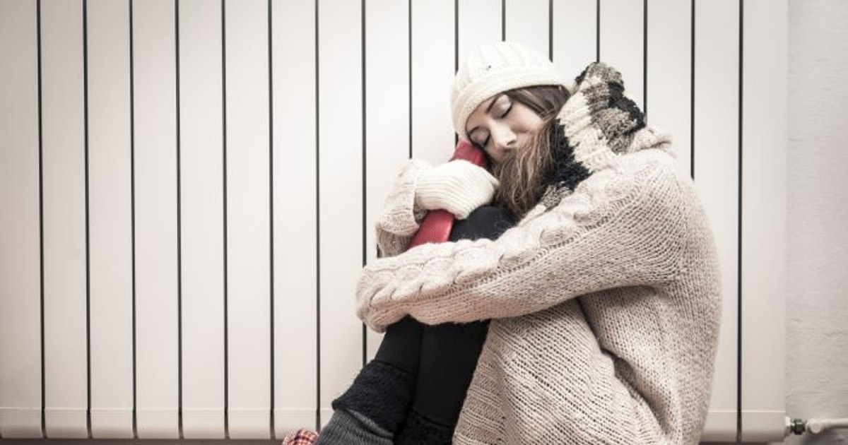 Soluțiile la care recurg românii care stau la bloc pentru a se încălzi: „O pătură groasă și dormim ca pruncii/ Eu iau pisica și o bag sub plapumă cu mine”