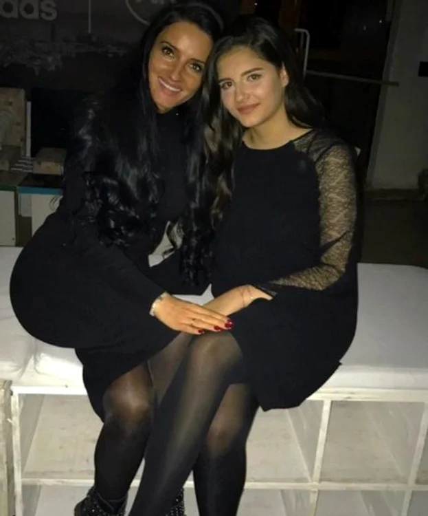 Carmina alături de mama sa, Amy