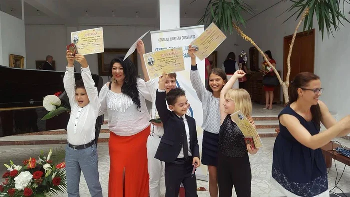 La competiţie s-au înscris aproximativ 100 de elevi din toată ţara