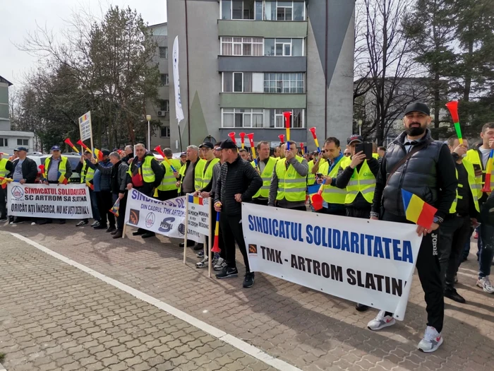 Sute de salariaţi ai TMK Slatina au protestat săptămâna trecută şi în faţa Prefecturii Olt FOTO: Alina Mitran