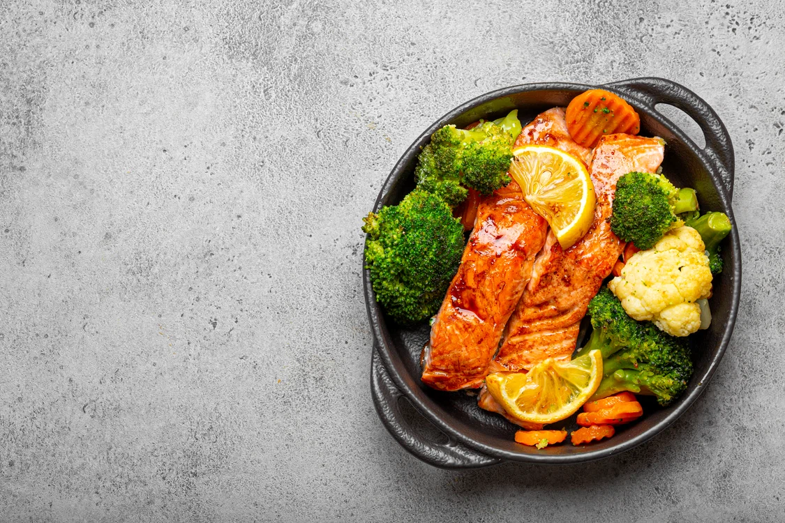 dieta peste somon cu legume shutterstock 2255828609 jpg