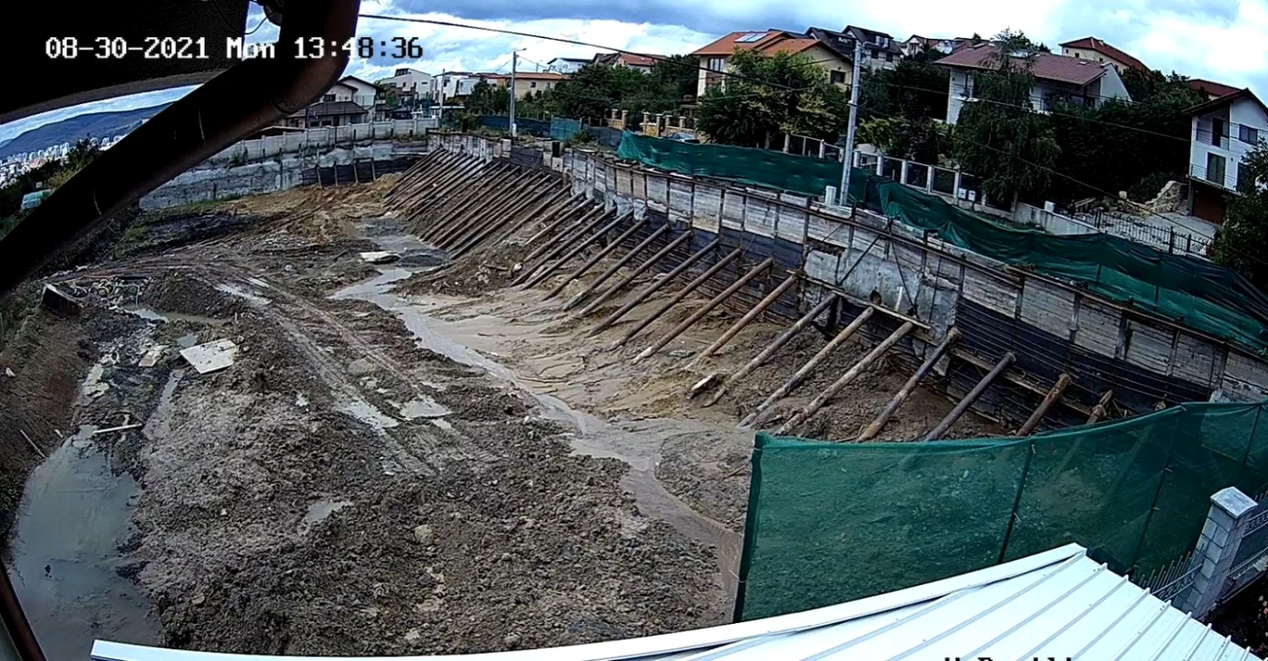 Aşa arăta luni, 30 august, la ora 13.48i, craterul care riscă să înghită strada.