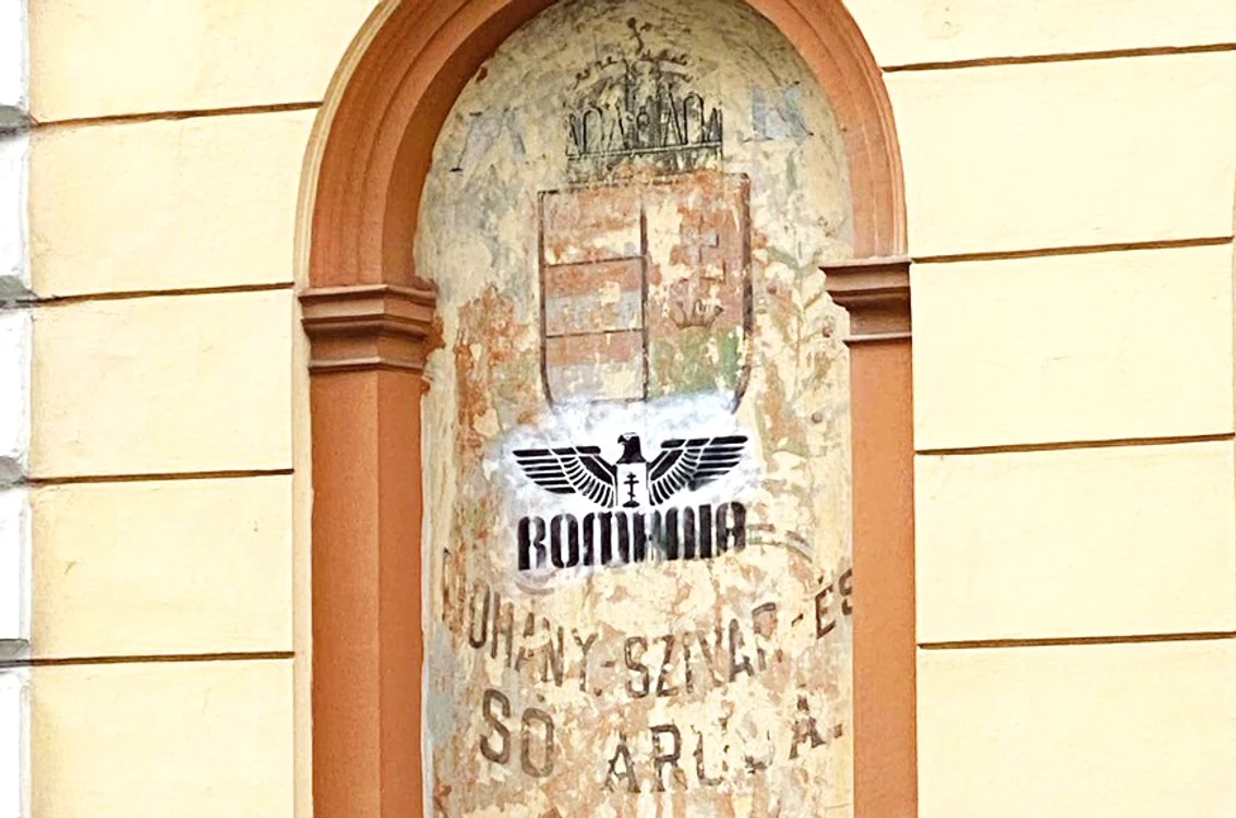 Peste stema Ungariei a fost imprimat cuvântul „România” și un vultur. FOTO: Szabadsag