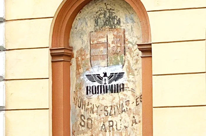 Peste stema Ungariei a fost imprimat cuvântul „România” și un vultur. FOTO: Szabadsag
