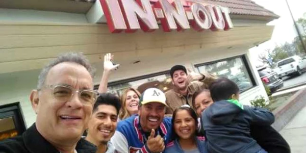 tom hanks gest caritabil foto captura foto twitter oak park elementary