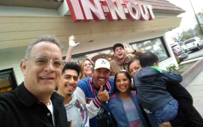 Tom Hanks, alături de clienţii cărora le-a plătit mâncarea FOTO Captură foto Twitter Oak Park Elementary