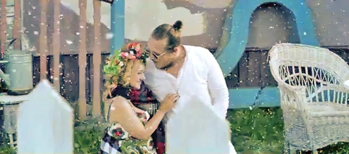 What’s Up şi iubita lui, Simina, se sărută în videoclipul piesei “Miroase a vară”