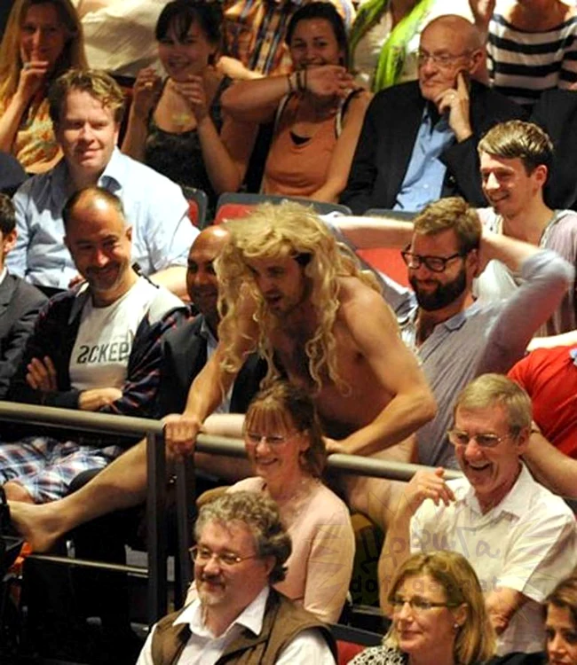 Actori goi puşcă pe scenă