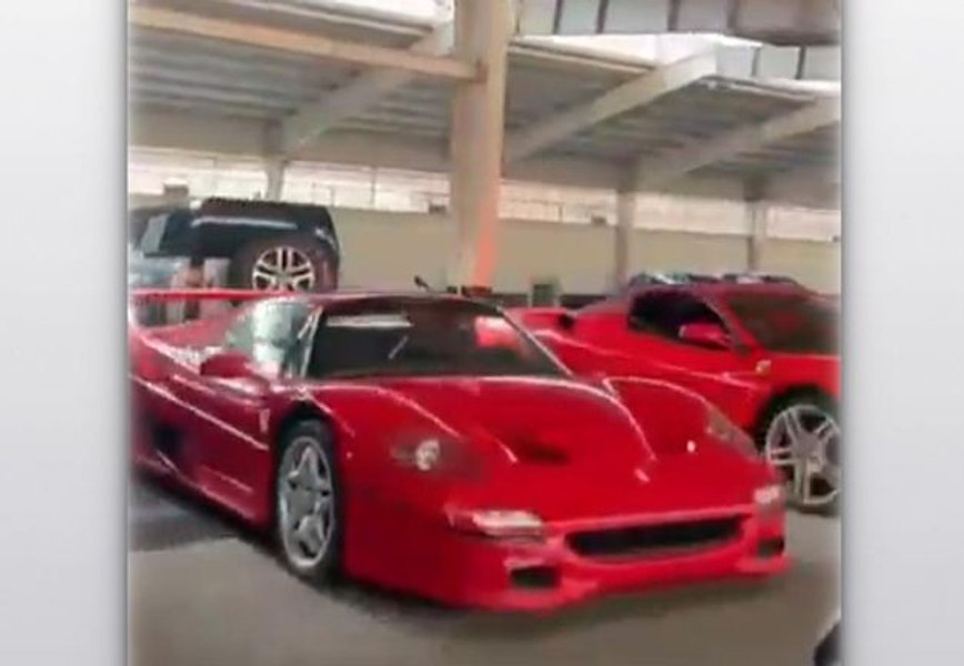 Colecție de mașini de lux, găsită în garajul lui Bashar al-Assad: Ferrari F50, Lamborghini, Rolls Royce și un Bentley