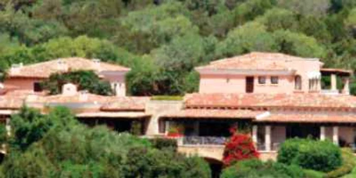 Muncitori la negru la vila lui Berlusconi