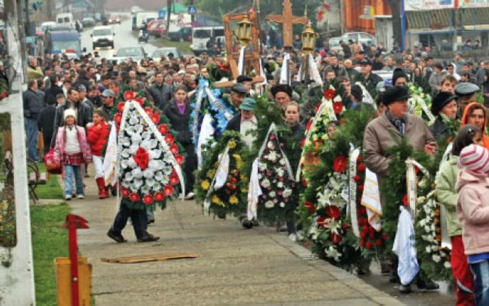 Traseul cortegiului funerar a fost îngreunat de curioşi